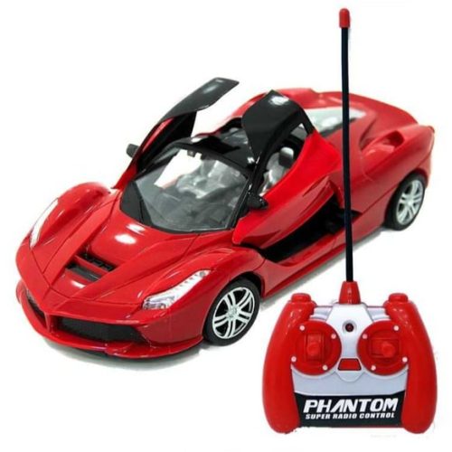 سيارة حمراء مع جهاز تحكم